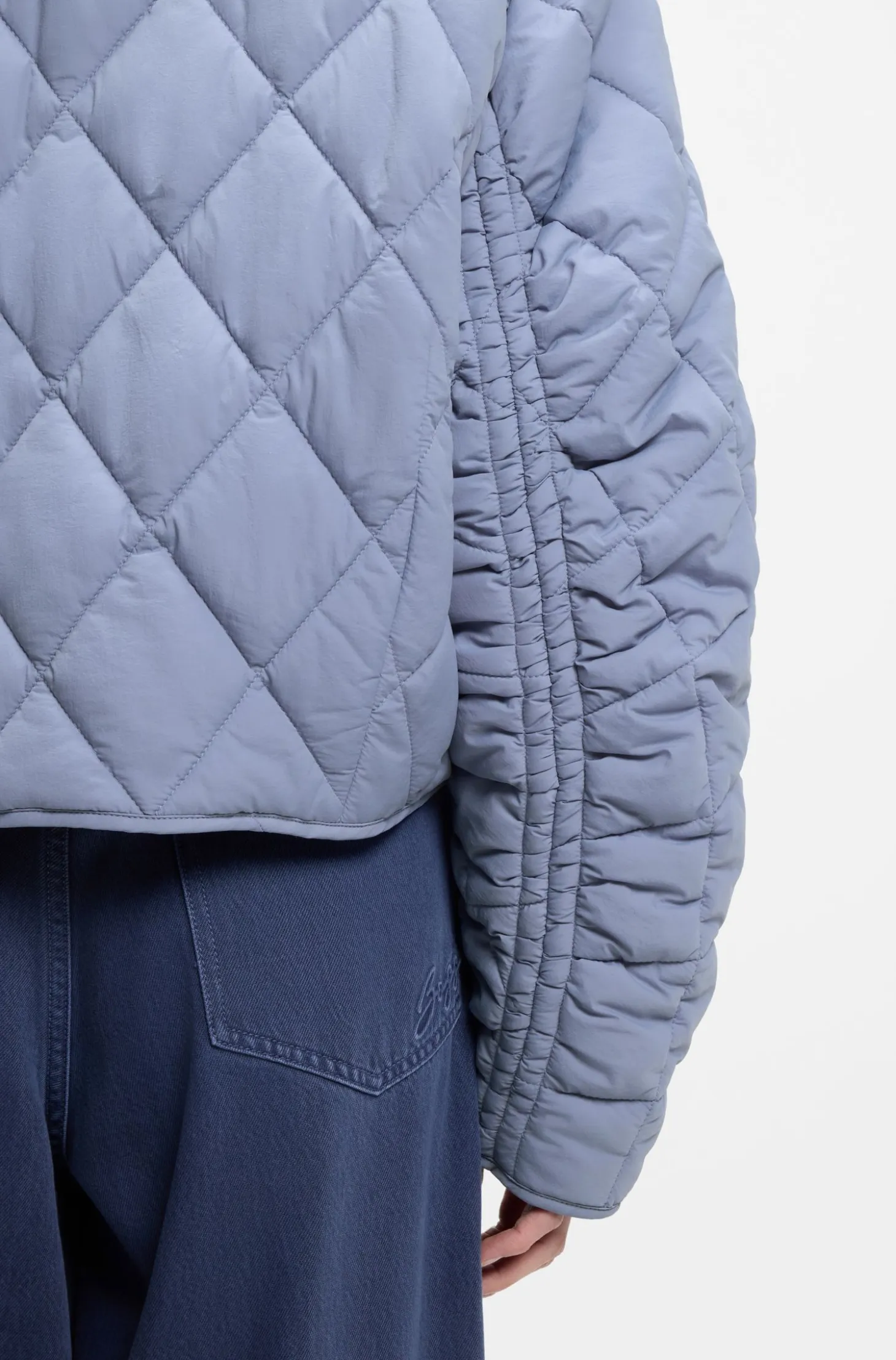 Water-repellent jacket with diamond quilting
