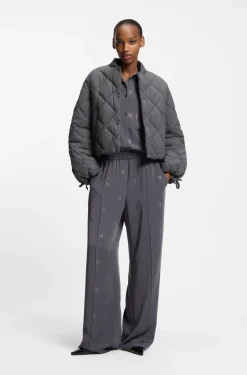 Water-repellent jacket with diamond quilting
