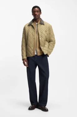 Water-repellent jacket with mixed quilting