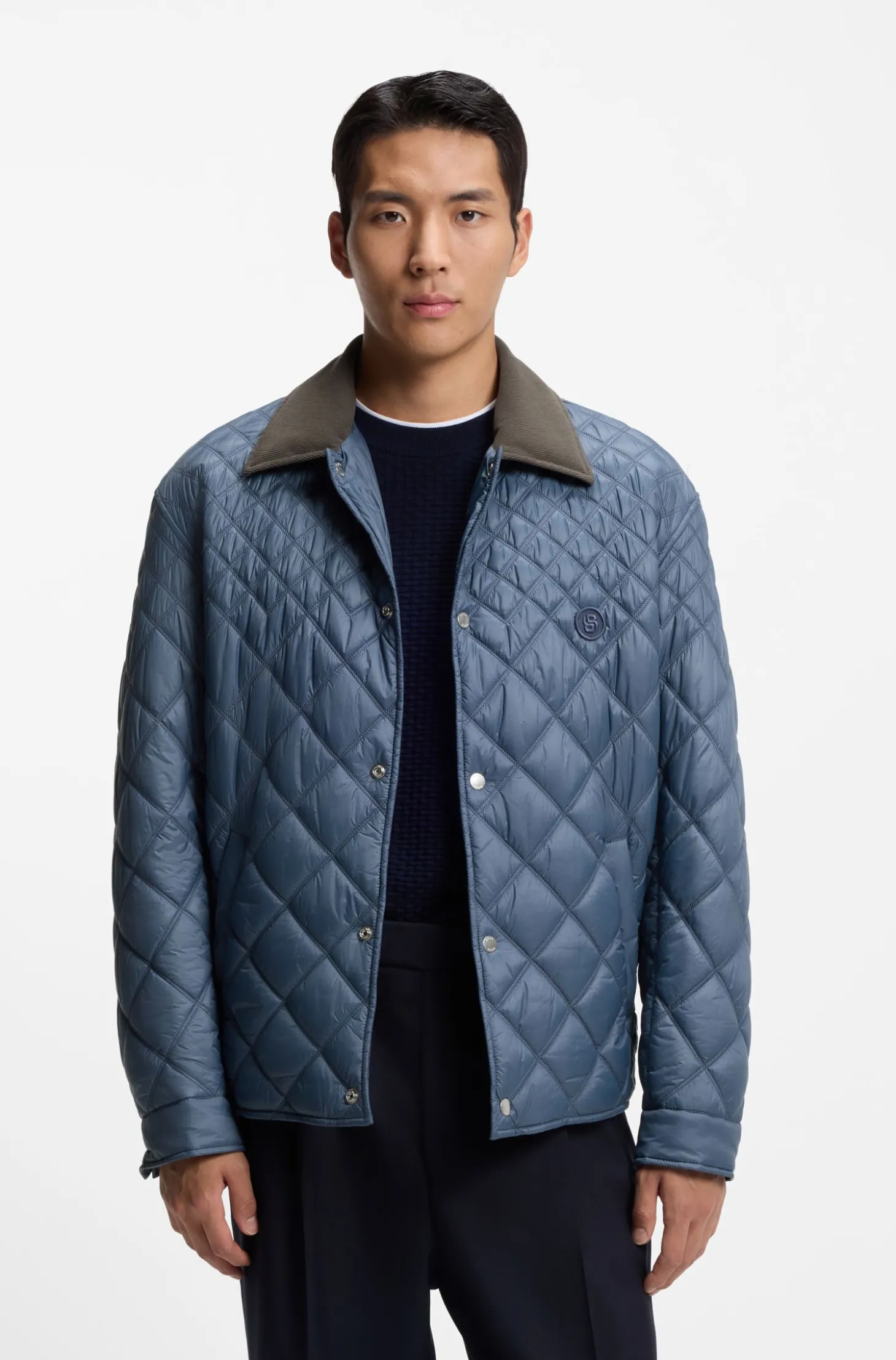 Water-repellent jacket with mixed quilting