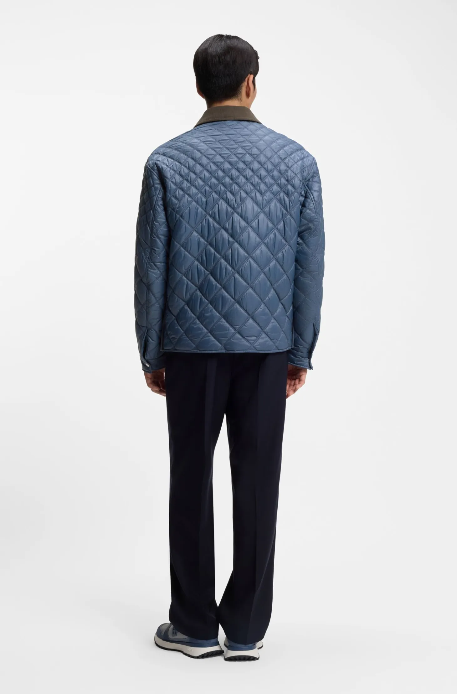 Water-repellent jacket with mixed quilting