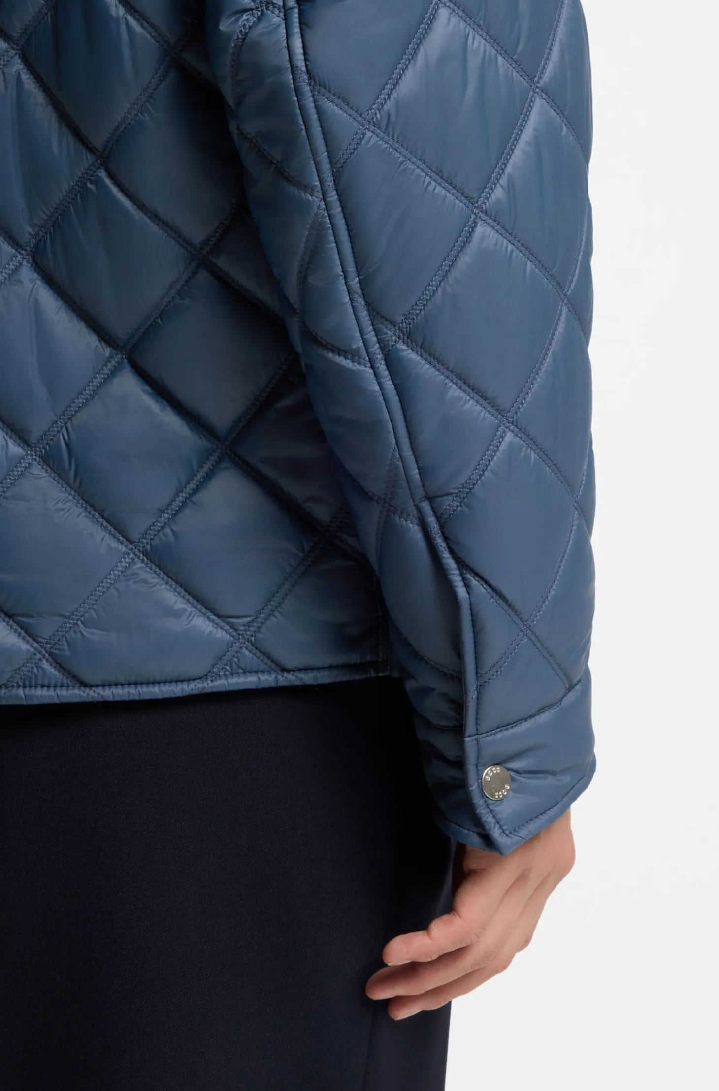 Water-repellent jacket with mixed quilting