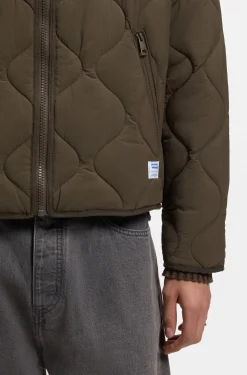 Water-repellent jacket with onion quilting