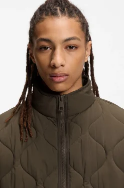 Water-repellent jacket with onion quilting