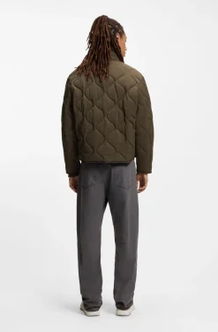 Water-repellent jacket with onion quilting